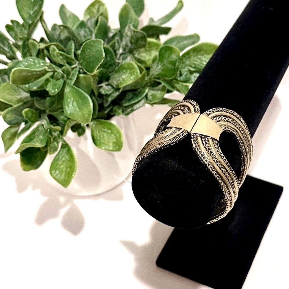 🌟 LAST ONE! 🌟 | CHICO’s Antiqued Gold Western Hinge Bangle | NWT - Picture 8 of 11